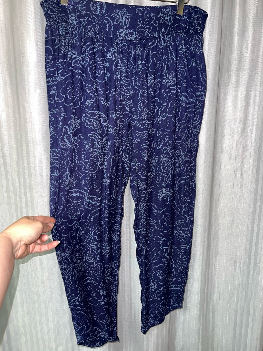 Billabong Navy Floral Cropped Elastic-Waist waist pants size Large